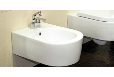Wall hung toilet and bidet in white ceramic